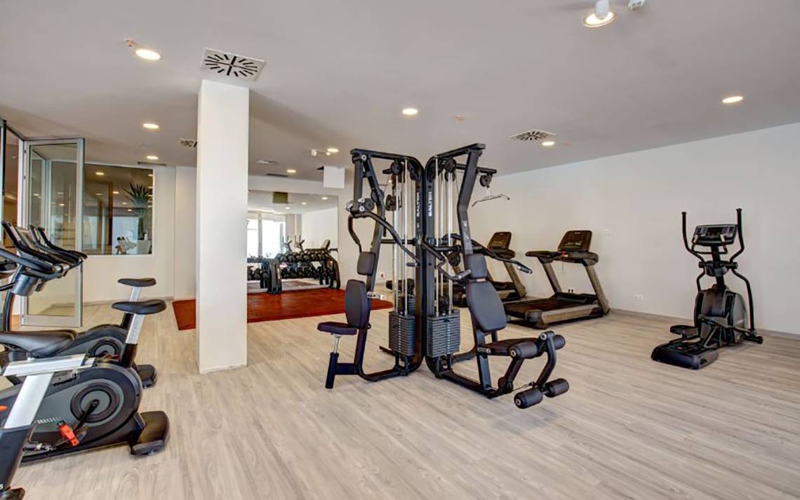 Fitnesscenter im SBH Maxorata Resort mit verschiedenen Trainingsgeräten.