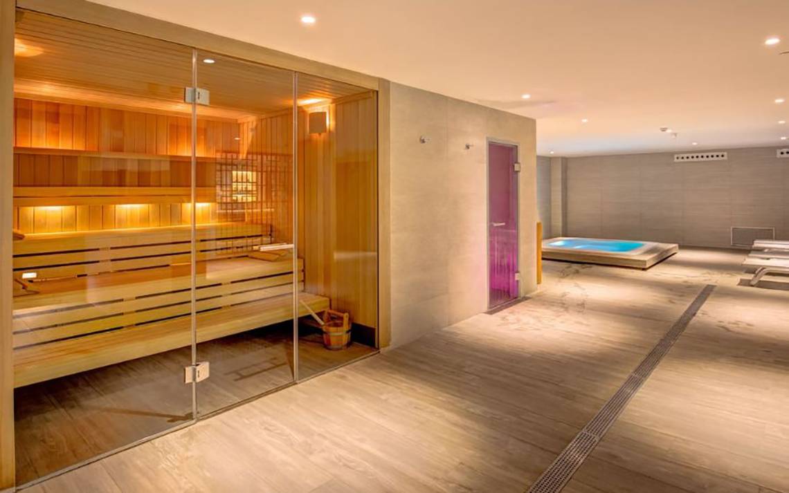 Saunabereich im SBH Maxorata Resort mit Holzsauna und beleuchtetem Pool.