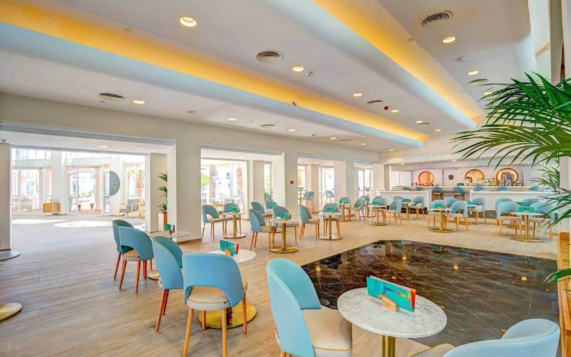 Innenbereich des SBH Maxorata Resort mit vielen blauen Stühlen und Tischen.