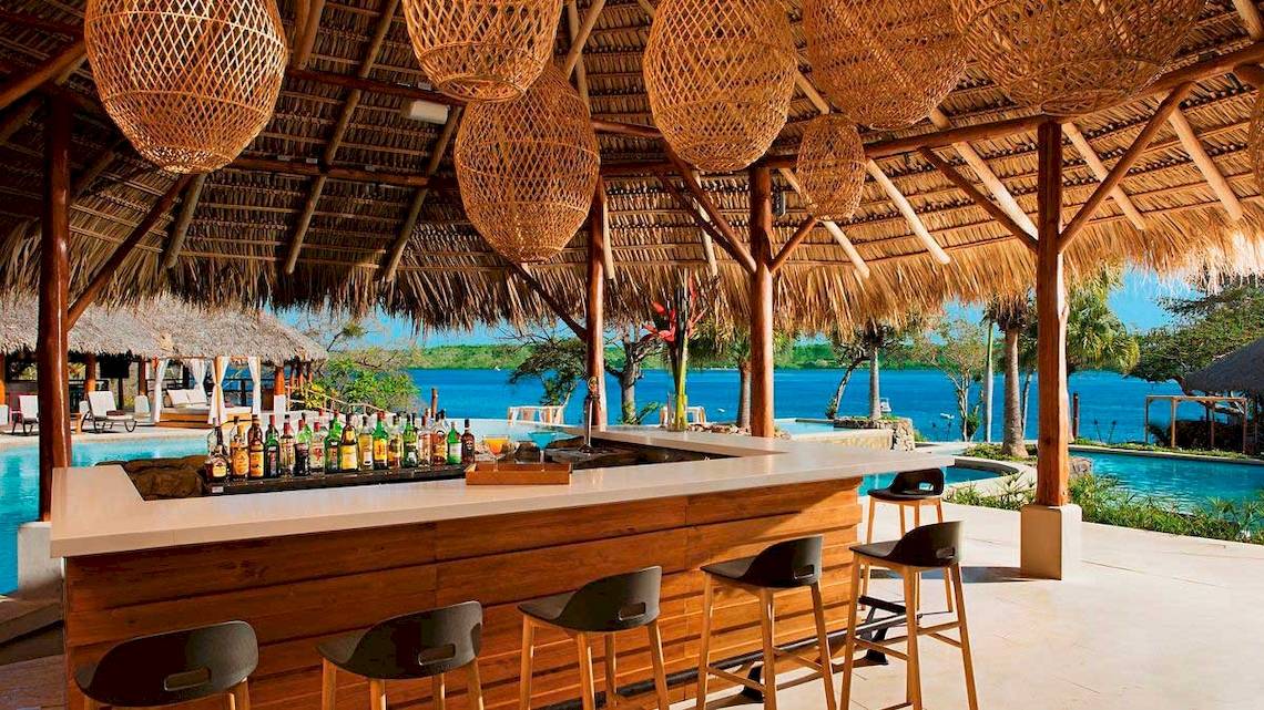 Bar im Secrets Papagayo Costa Rica mit Blick auf den Pool und das Meer