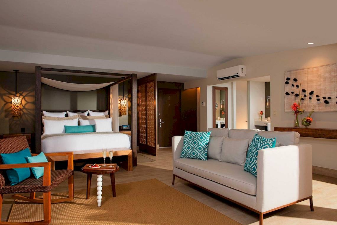 Suite mit Schlafzimmer und Wohnbereich im Secrets Papagayo Costa Rica