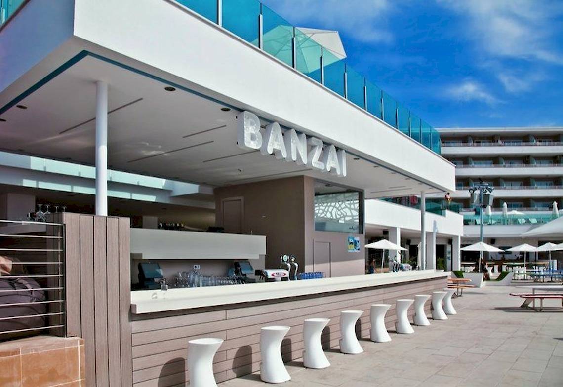 Außenansicht der Poolbar Banzai im Sol Wave House All Suites Hotel.