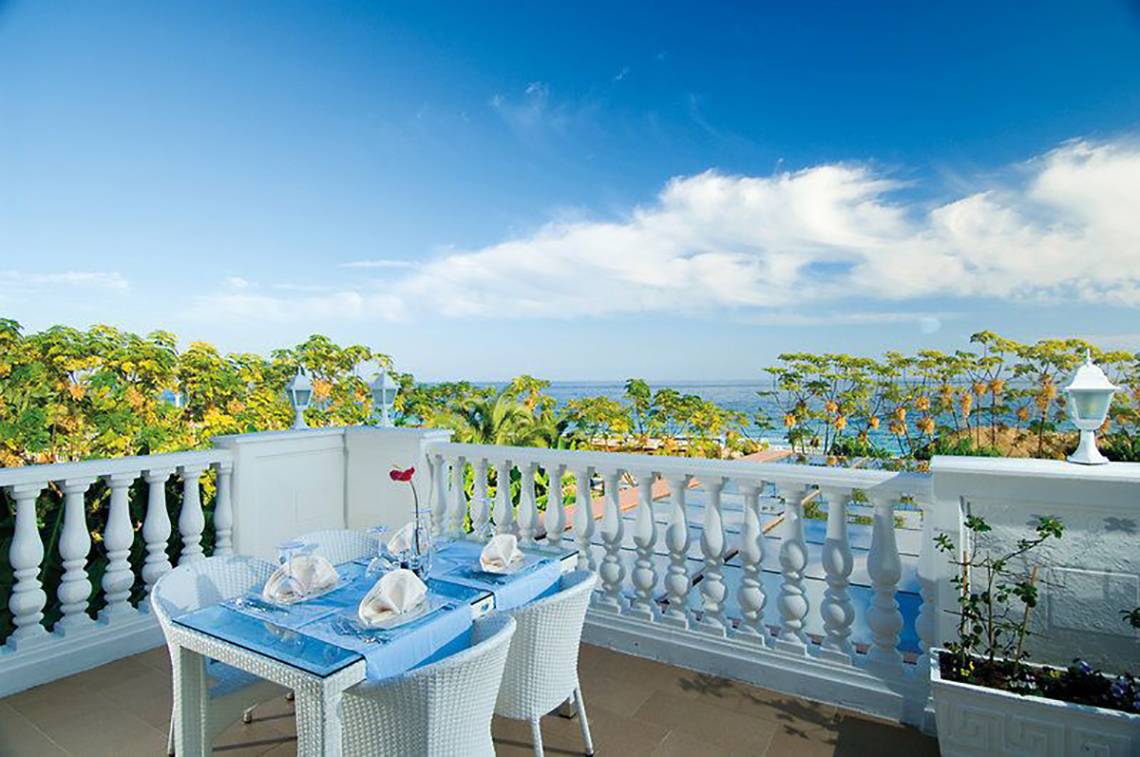 Balkon mit Tisch und Meerblick im Hotel Nirvana Dolce Vita