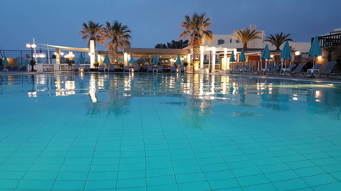 Nachtansicht des Schwimmbeckens und der Lounge-Bereiche des Europa Beach Hotel & Spa.