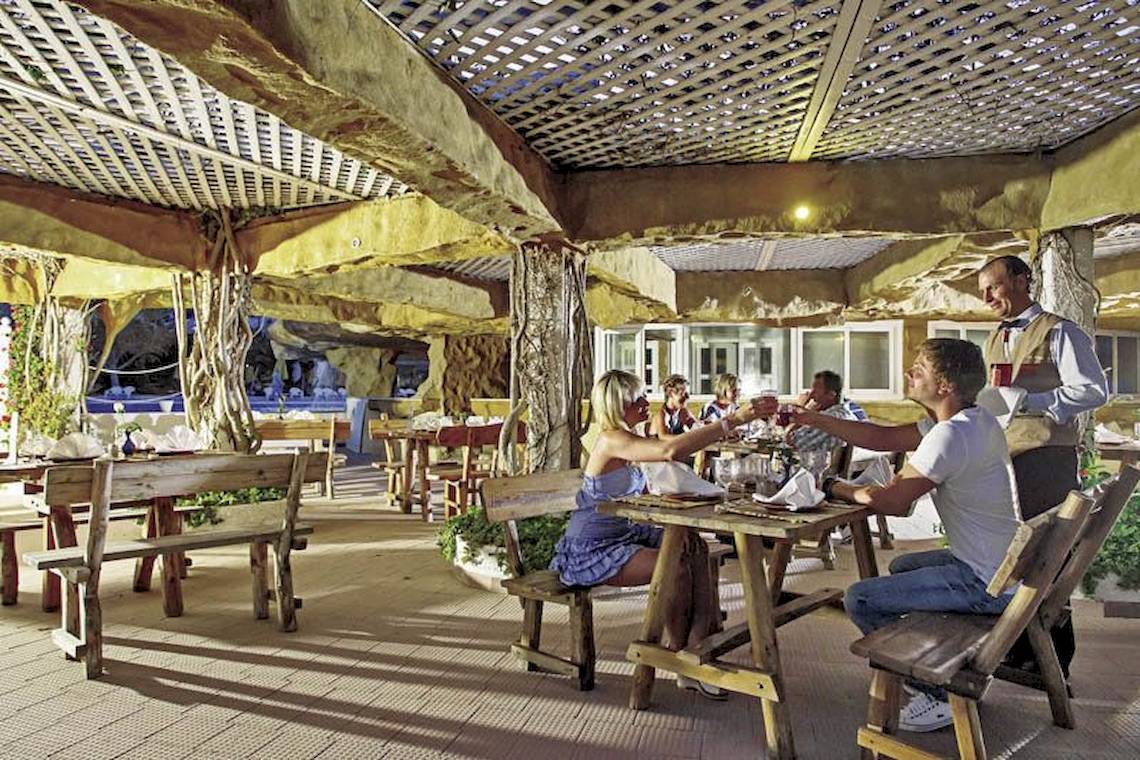 Gäste essen in einem Restaurant des Mahdia Beach & Aqua Park Hotels