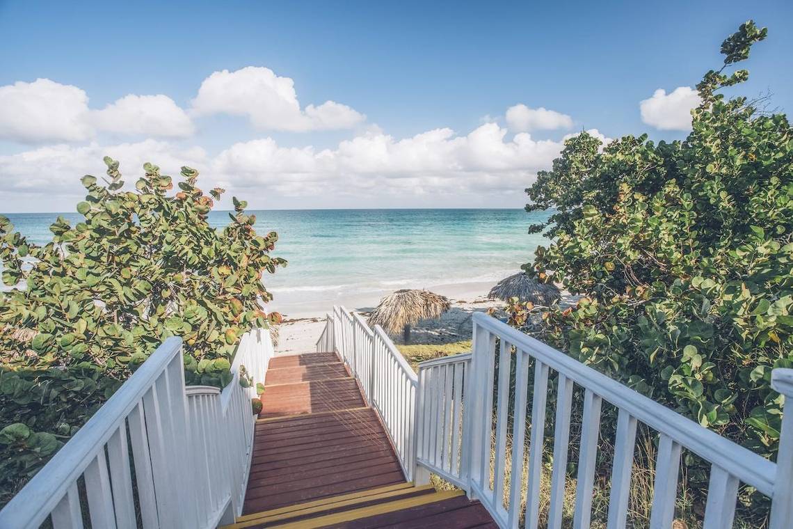 Aufstieg zur Strandzugangsbrücke im Iberostar Origin Bella Costa Hotel