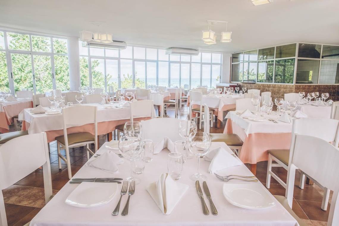 Innenansicht des Restaurants im Iberostar Origin Bella Costa Hotel mit Blick auf das Meer.