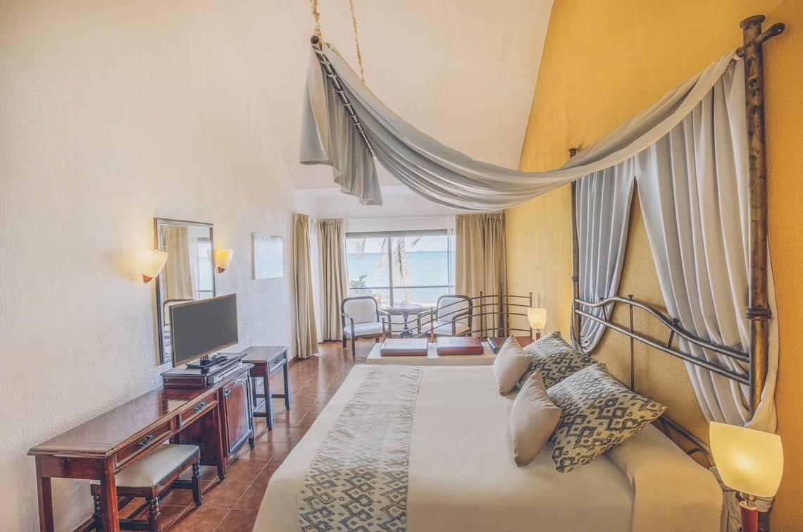 Hotelzimmer im Iberostar Origin Bella Costa mit Bett, Fernseher und Meerblick
