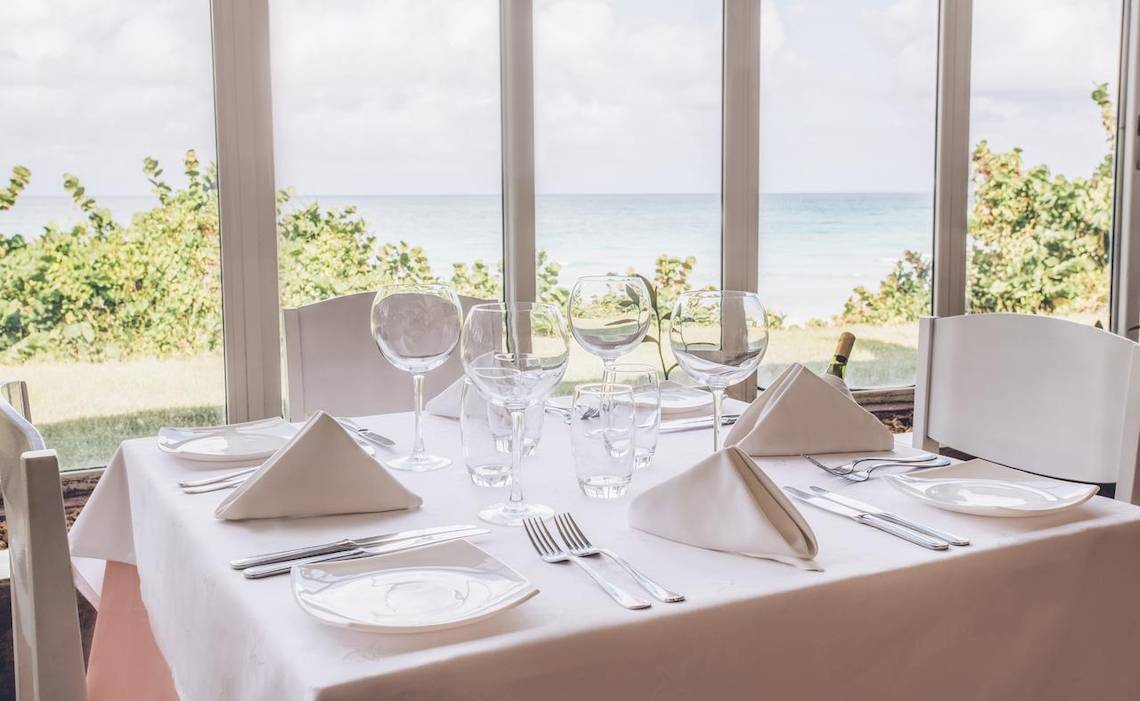 Tisch im Restaurant des Iberostar Origin Bella Costa mit Blick auf das Meer