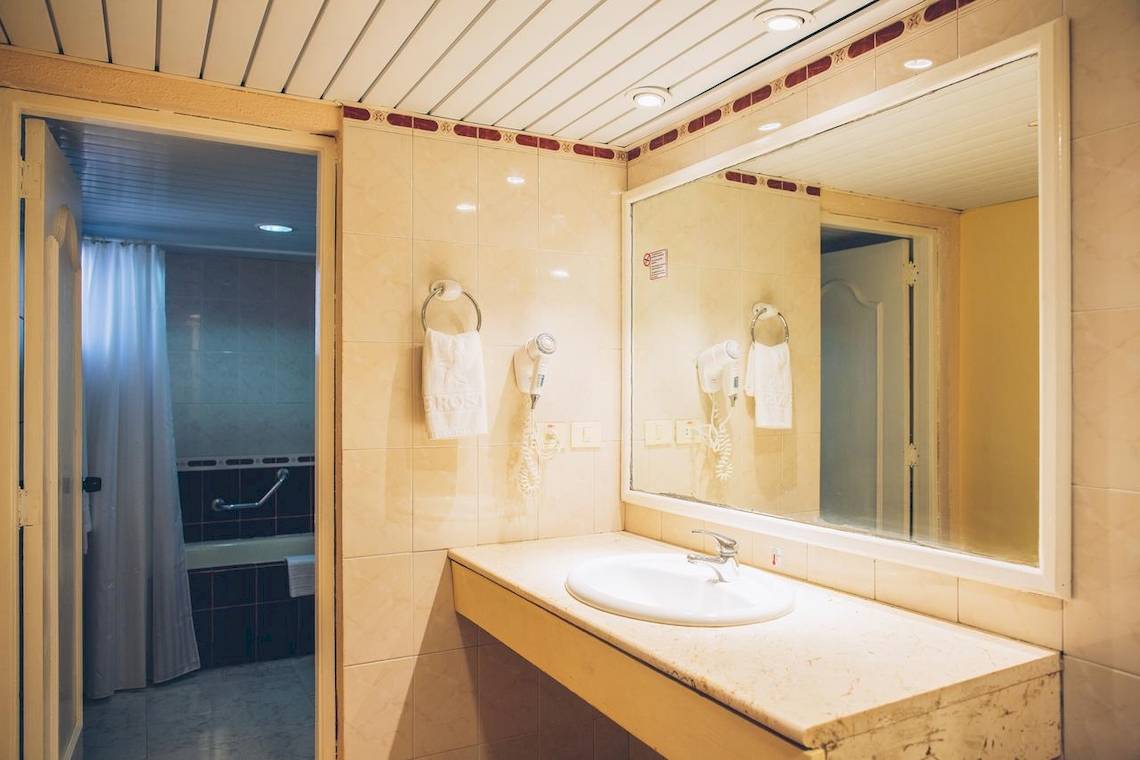 Hotelbadezimmer mit Waschbecken, Spiegel und Duschbereich, Iberostar Origin Bella Costa