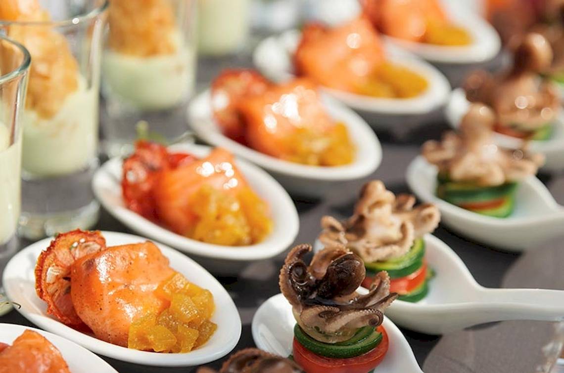 Fischbuffet im Preskil Island Resort mit verschiedenen Gerichten auf weißen Tellern.
