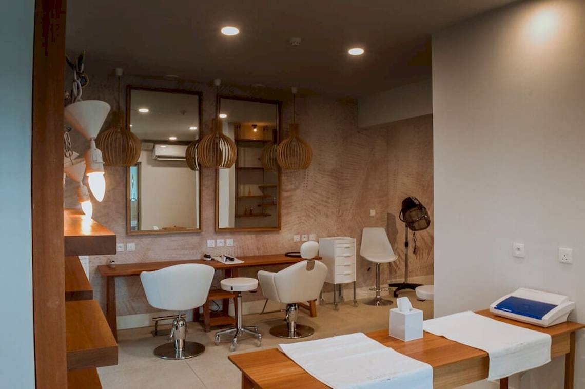 Innenansicht des Friseursalons im Preskil Island Resort mit Stühlen, Spiegeln und Geräten.
