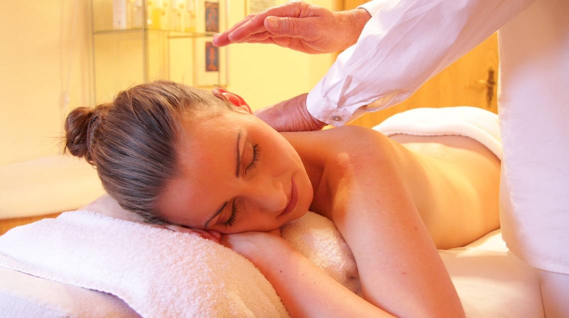 Eine Frau genießt eine Massage im Preskil Island Resort.