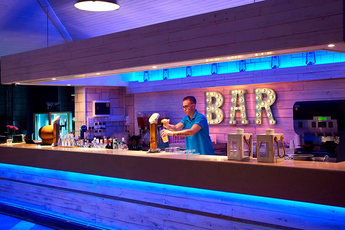 Ein Mitarbeiter des Louis Ledra Beach Hotels bedient die Bar.