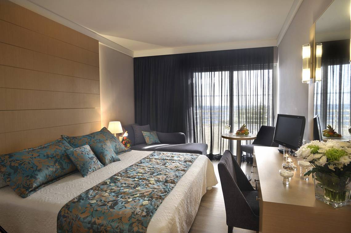 Schlafzimmer im Louis Ledra Beach Hotel mit großem Bett, Dekor und Aussicht