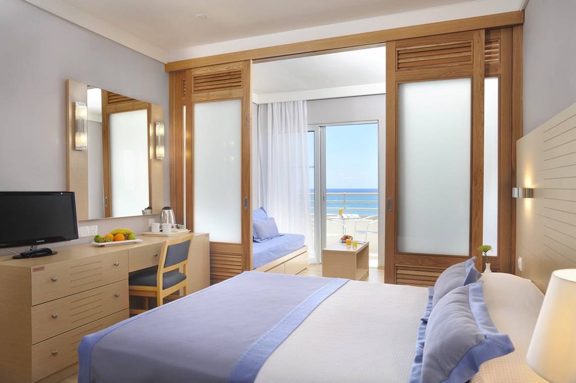 Innenansicht eines Hotelzimmers mit Meerblick, Louis Ledra Beach Hotel.