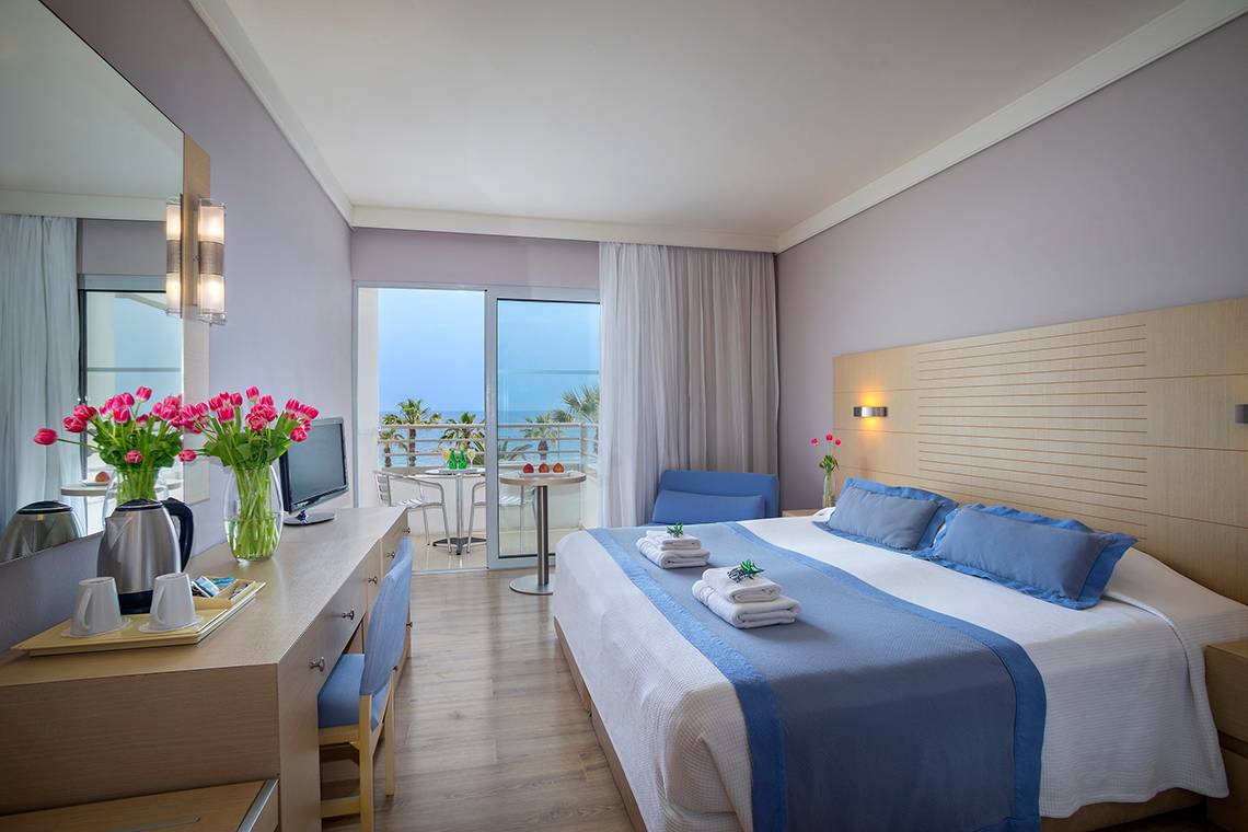 Zimmer im Louis Ledra Beach Hotel mit Blick auf den Ozean.