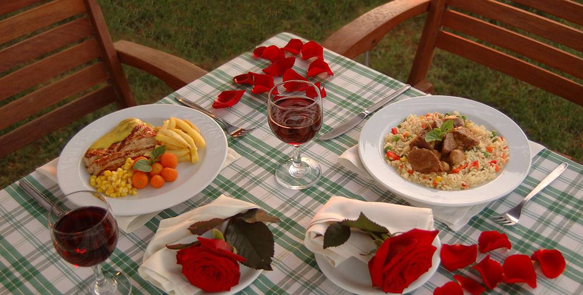 Tisch mit Essen und Getränke im Garten des Minos Mare Hotels