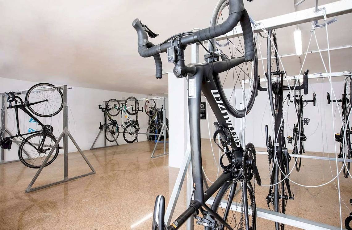 Fahrräder in der Fahrradaufbewahrung im Alua Leo Hotel.