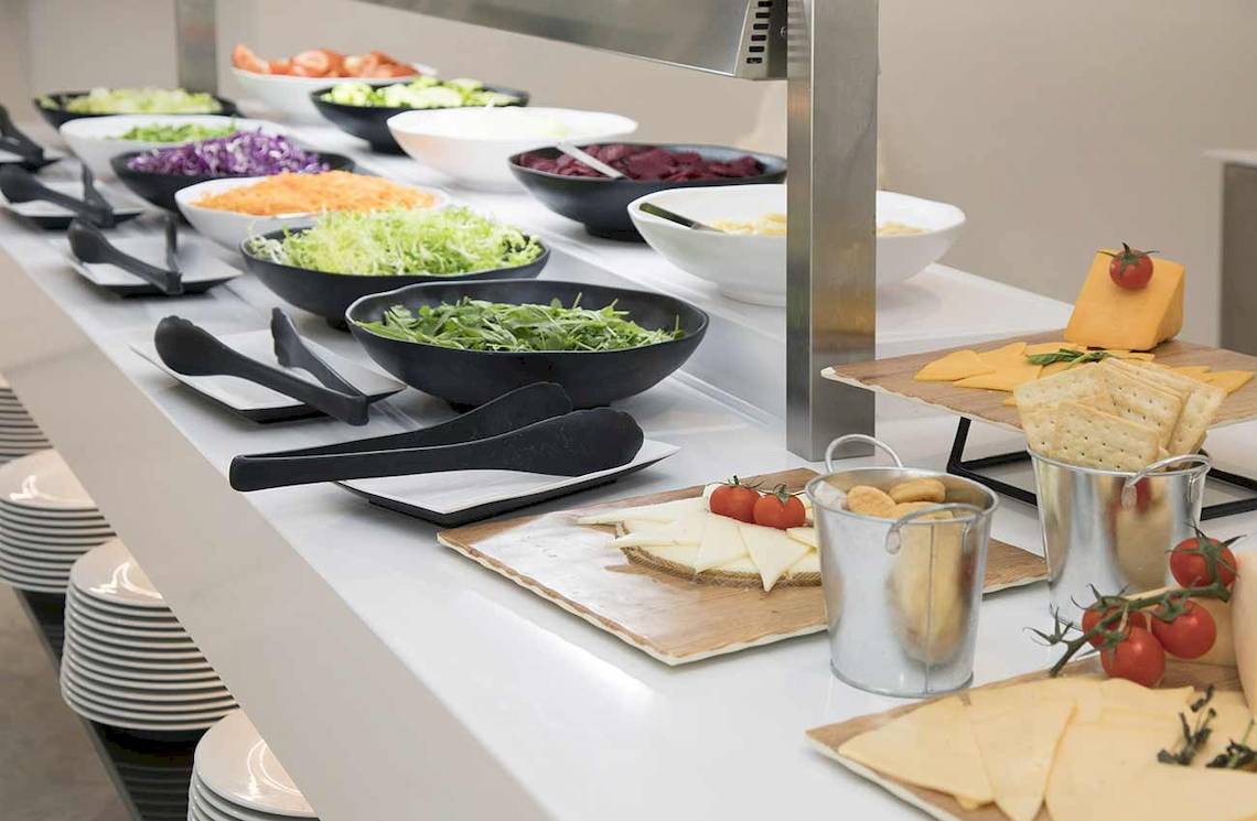 Buffet-Tisch im Alua Leo Hotel mit verschiedenen Salaten, Käse und Crackern.