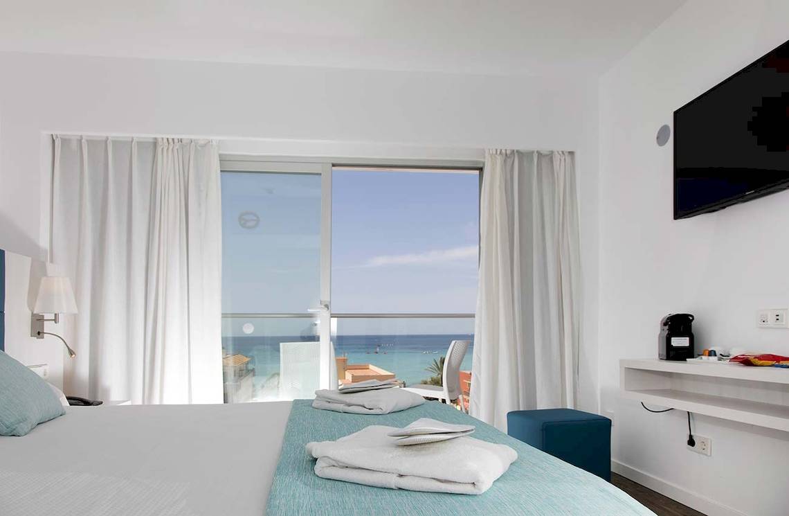 Zimmer im Alua Leo Hotel mit Blick auf das Meer und einer Terrasse.