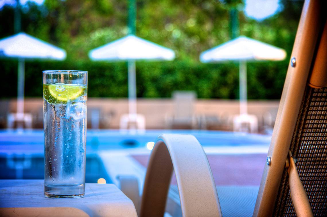 Glas mit Wasser und Zitrone im Poolbereich des Solimar Dias Hotels.