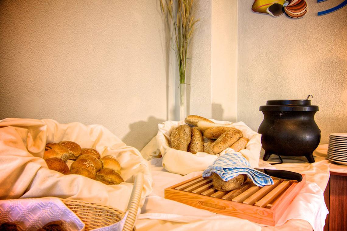 Frühstücksbuffet im Solimar Dias Hotel mit Brotkörben und Brötchen.
