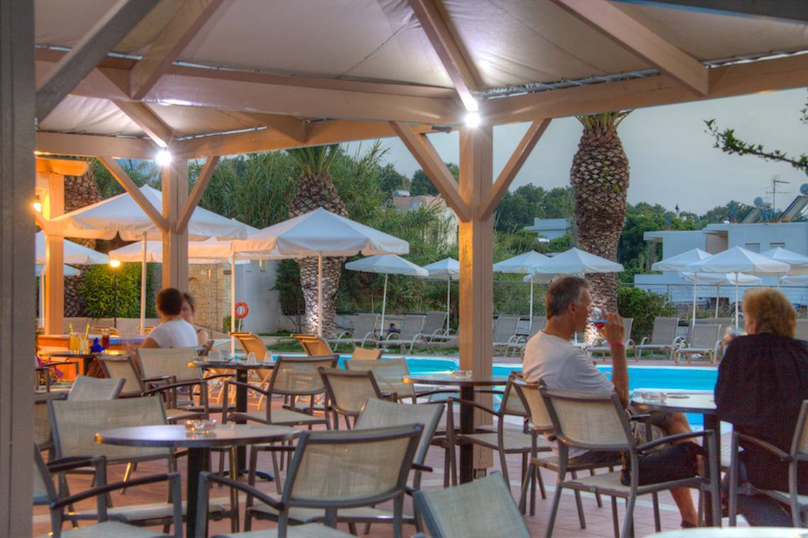 Gäste sitzen an Tischen auf der Terrasse des Solimar Dias Hotels am Abend.