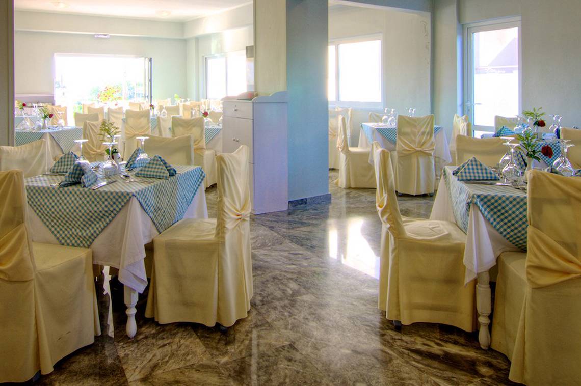 Innenbereich des Restaurants des Solimar Dias Hotels mit gedeckten Tischen und Stühlen.