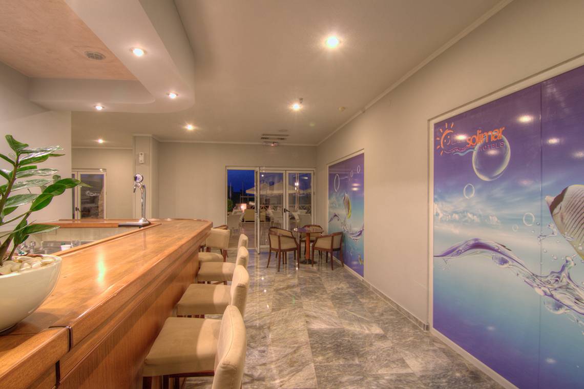 Innenbereich des Solimar Dias Hotels mit Bar, Stühlen und Tisch.