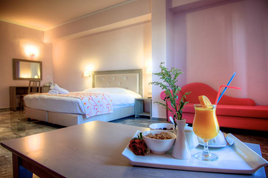 Hotelzimmer mit Frühstücksplatte und Sofa, Solimar Dias Hotel.