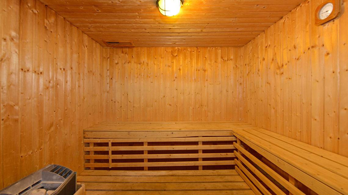 Innenansicht der Sauna im Iberostar Laguna Azul Hotel, mit Holzwänden und Bänken.
