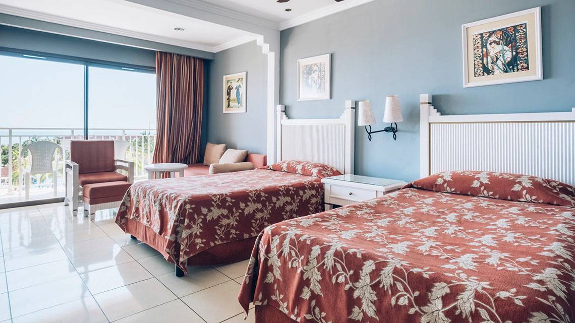 Doppelzimmer im Iberostar Laguna Azul Hotel mit zwei Betten, Aussichtsfenster und Balkon.