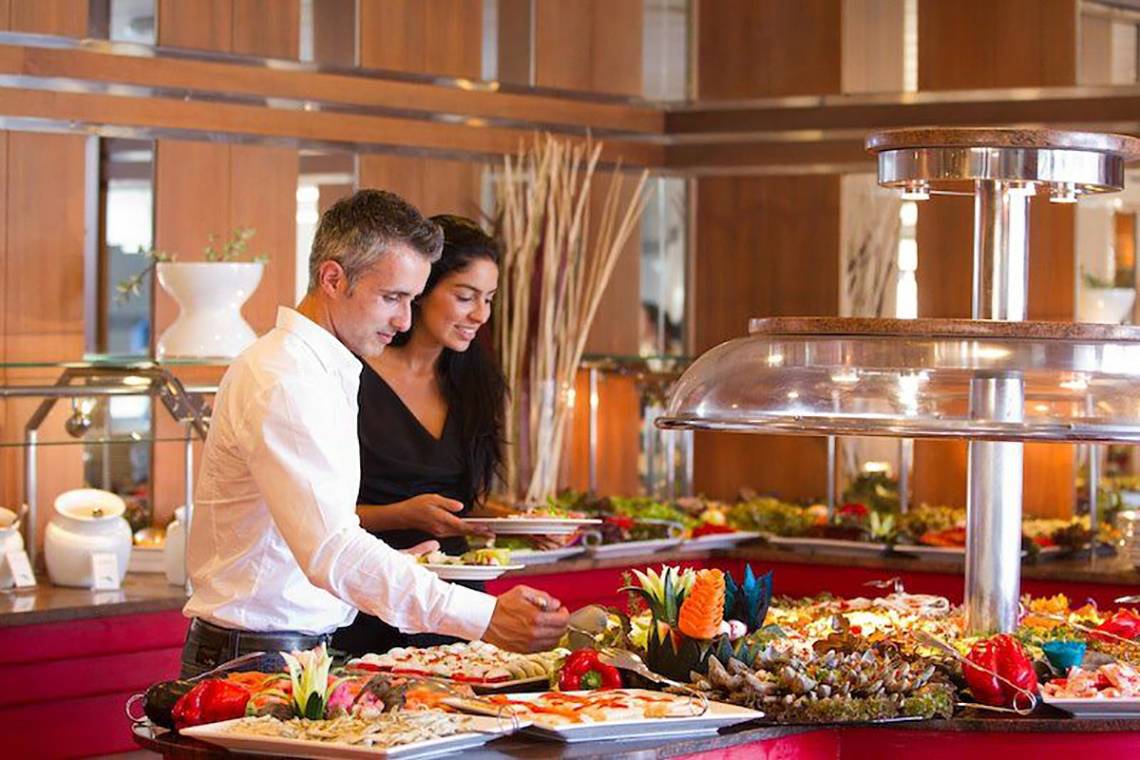 Paar am Buffet des Don Gregory by Dunas Hotels