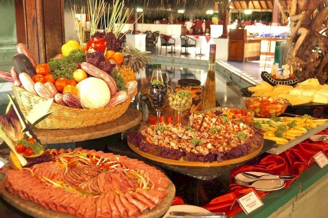 Buffet im Hotel Adaaran Club Rannalhi mit verschiedenen Gerichten und Salaten.