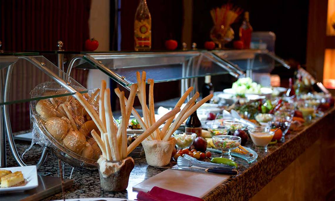 Buffettisch im Amphoras Beach Hotel mit verschiedenen Vorspeisen, Salaten und Getränken.