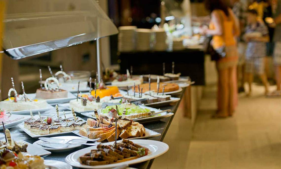 Buffet-Tisch im Amphoras Beach Hotel mit verschiedenen Desserts und Speisen.