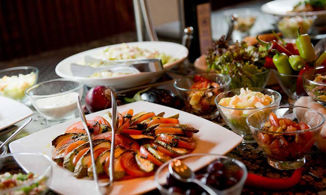 Buffetangebot im Amphoras Beach Hotel mit verschiedenen Salaten und Gerichten.