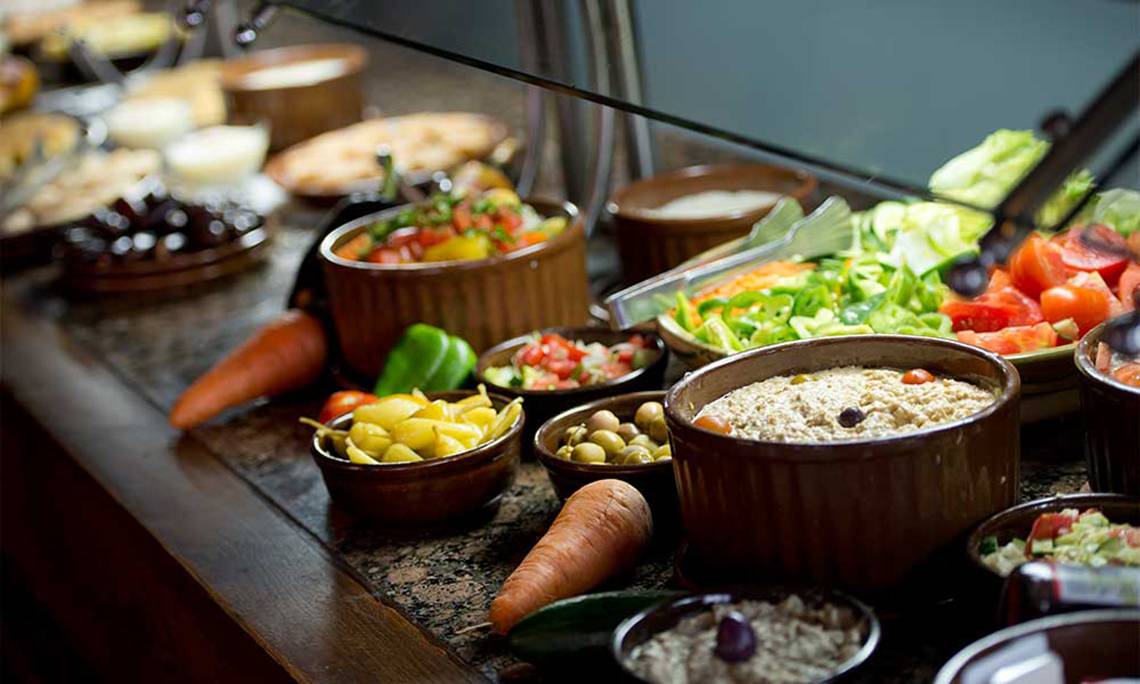 Buffet mit vielen Speisen im Amphoras Beach, einschließlich Salate, Gemüse und Früchte.