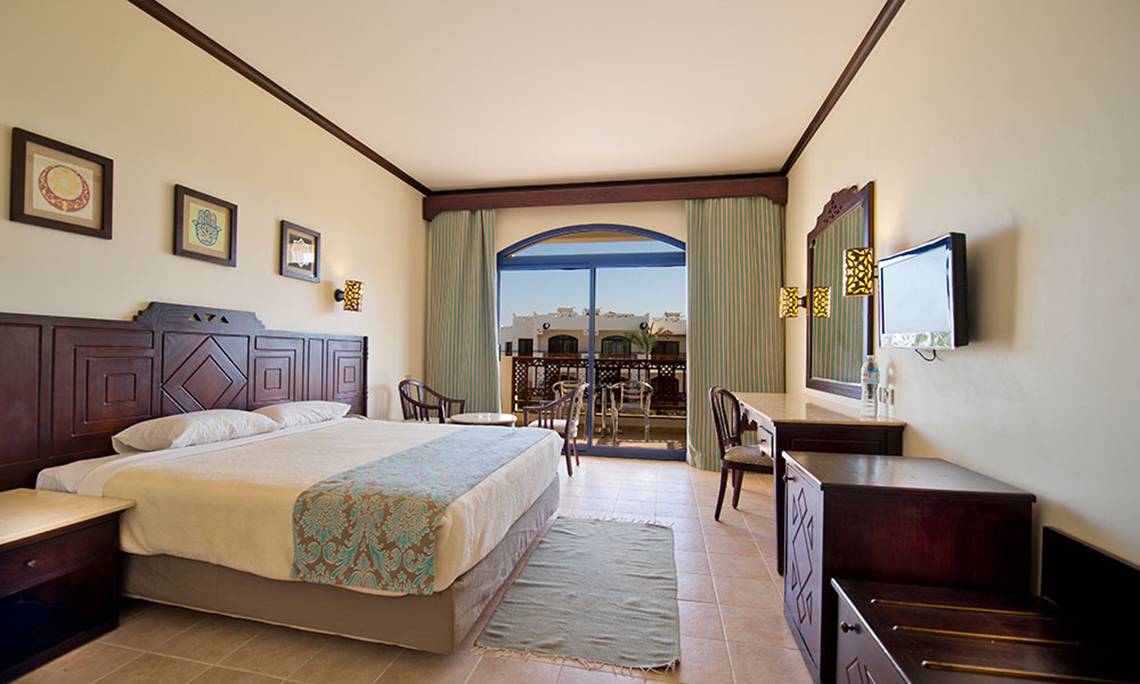 Doppelbettzimmer im Amphoras Beach Hotel mit Balkon und Blick auf Außenterrasse