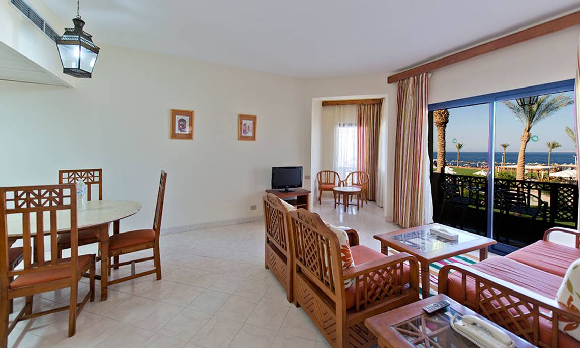 Wohnbereich des Amphoras Beach Hotels mit Blick auf das Meer und die Terrasse.