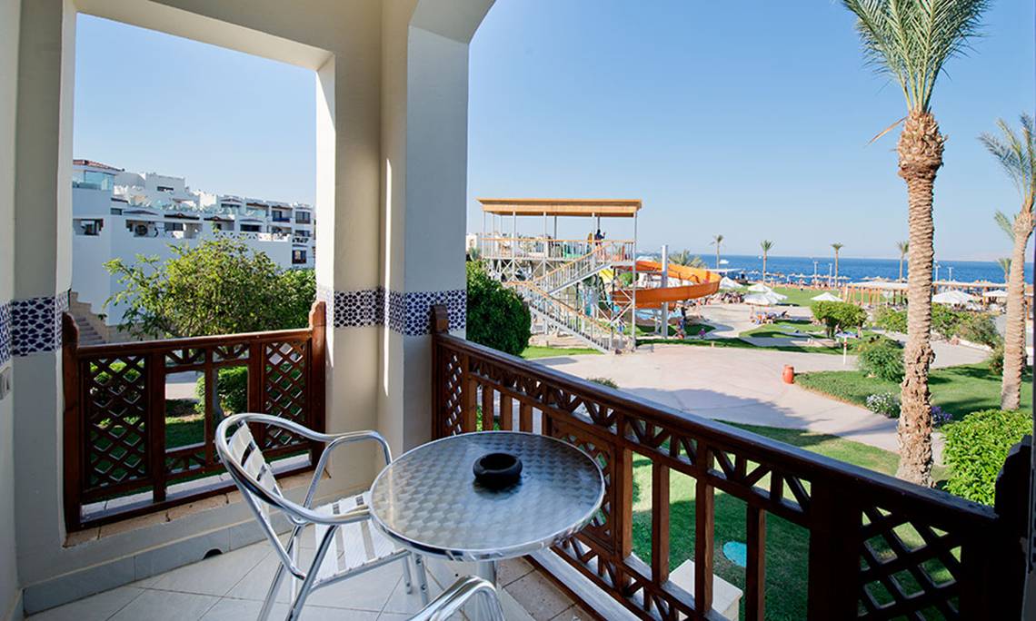 Ausblick vom Balkon des Amphoras Beach Hotels auf eine Wasserrutsche und den Ozean.