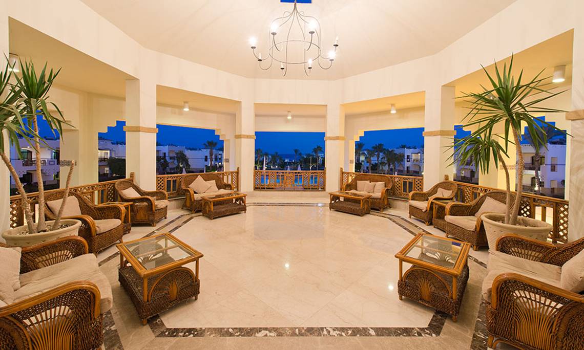 Lobby des Amphoras Beach Hotels mit Möbeln und Pflanzen bei Nacht