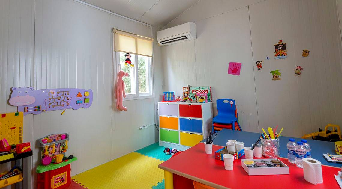 Kinderzimmer im Side Royal Palace Hotel & Spa mit bunten Möbeln und Spielzeug.