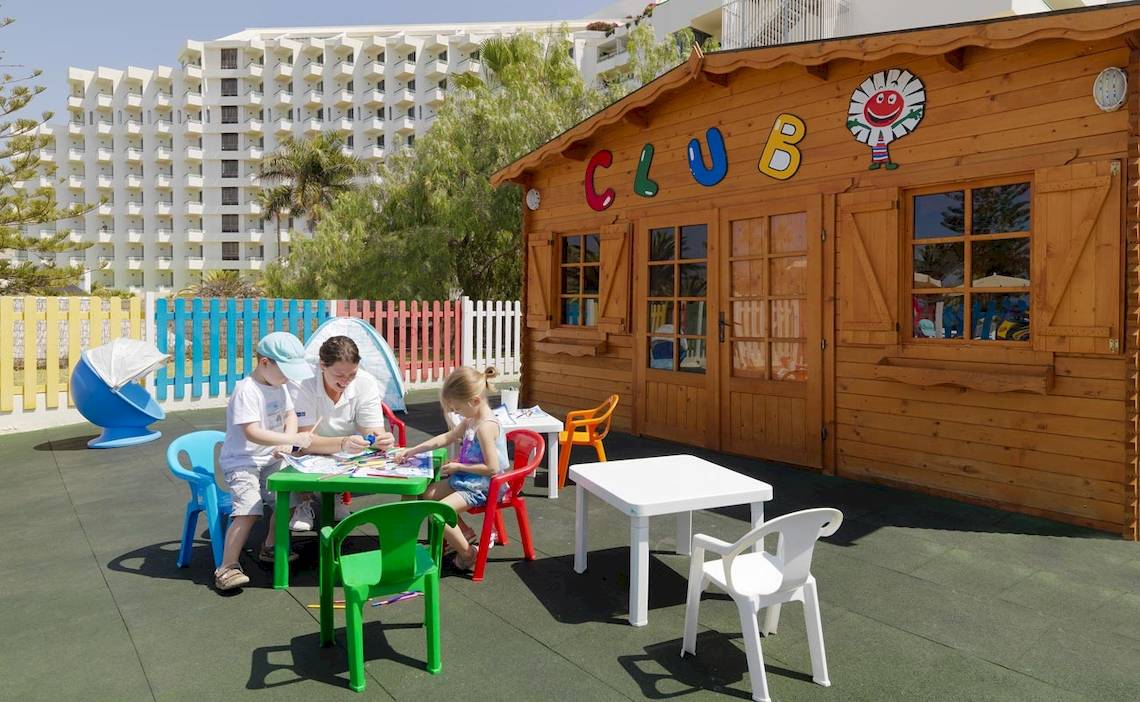 Kinder spielen im Clubbereich vor dem Hotel H10 Las Palmeras.