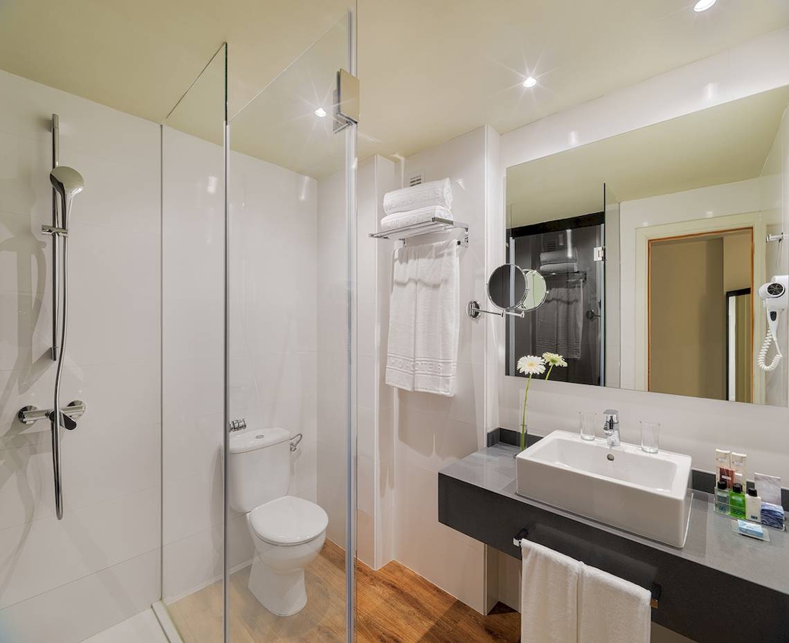 Badezimmer im H10 Las Palmeras Hotel mit einer Dusche und einem WC.