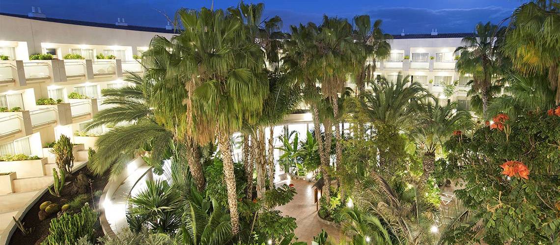 Atrium des Tabaiba Princess Hotels mit Palmen und Pflanzen