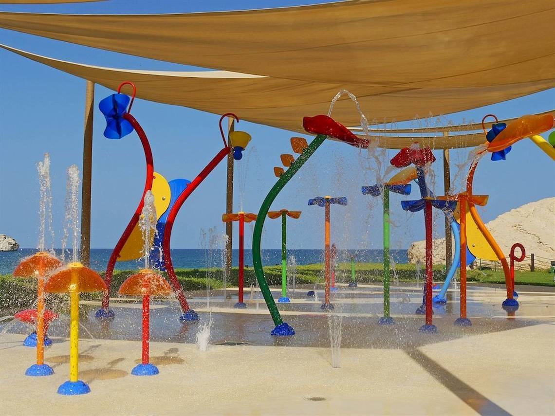 Wasserspielplatz im Shangri-La Barr Al Jissah Resort & Spa mit bunten Figuren und Wasserfontaenen