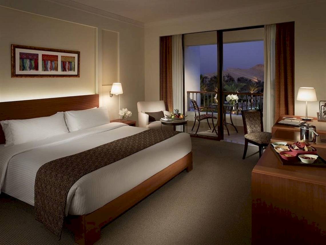 Hotelzimmer mit Balkon und Meerblick im Shangri-La Barr Al Jissah Resort & Spa.