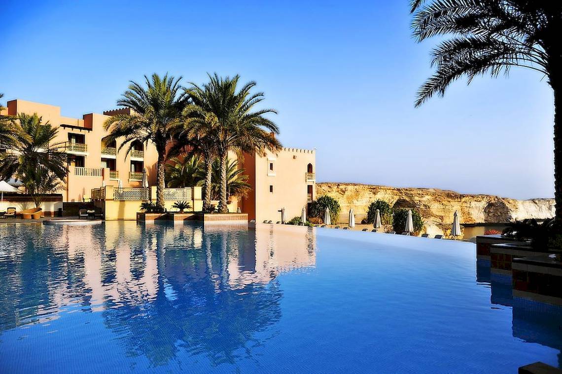 Ein großer Pool vor dem Shangri-La Barr Al Jissah Resort & Spa - Al Bandar Hotel